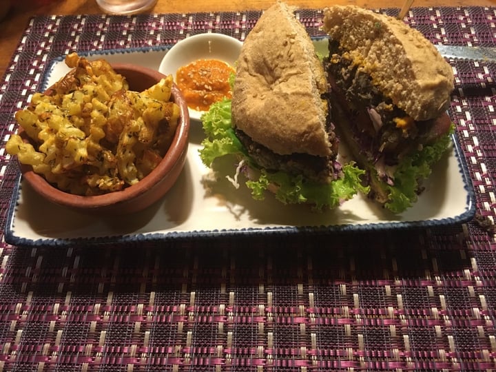 photo of Raíz Cocina Saludable Hamburguesa de porotos shared by @yoaquina on  05 Feb 2020 - review