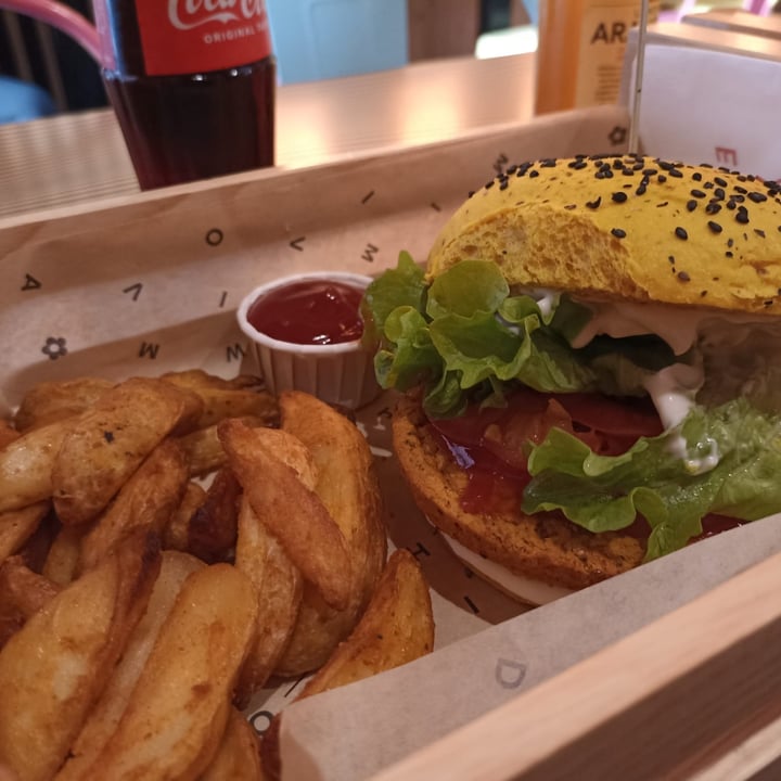 photo of Flower Burger Spicy Cecio shared by @vegangiorgy on  01 Jan 2022 - review