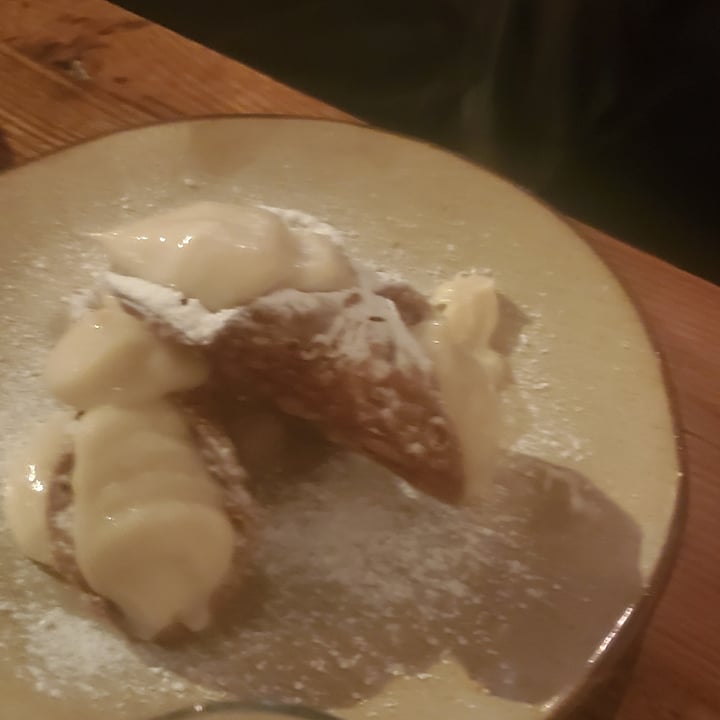 photo of Gigi's Pizzeria Vanilla Cannoli shared by @naturesfood on  13 May 2022 - review