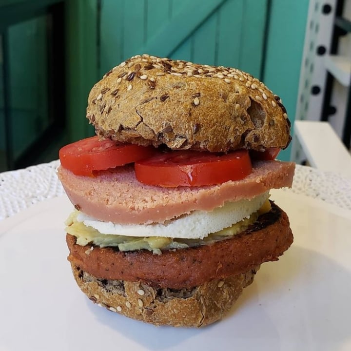 photo of Almacén De La Plaza Vegan Hamburguesa vegan Con Queso Jamon Carne Vegetal De Soja O Legumbres Y Tomate shared by @indomittaraiz on  11 Mar 2021 - review