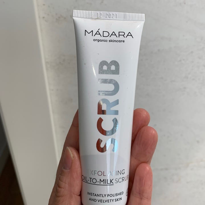 photo of Mádara Organic Skincare Exfoliating Oil-to-milk Scrub shared by @marisaenelmundo on  10 Nov 2020 - review