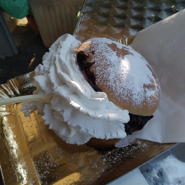 review photo of El Gelatee Maritozzo shared by @chloebotta on 06 Sep 2022 - review