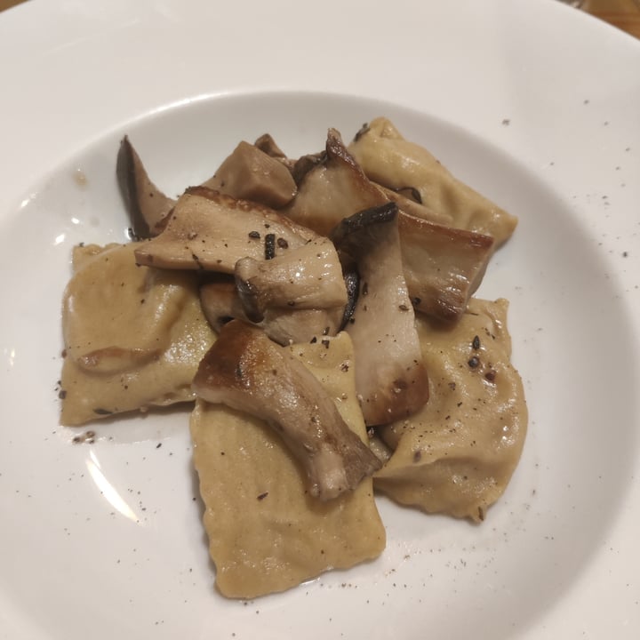 review photo of La Svolta - Cucina di Ragione Ravioli alla curcuma ripieni di patate e zucca con funghi e salvia shared by @valerien on 08 Dec 2021 - review