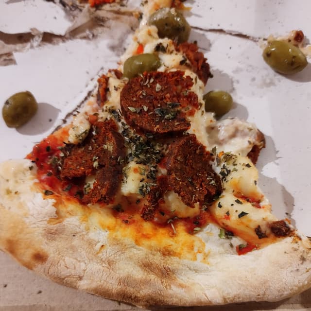 Photo of the dish “Pizza de longaniza vegana, morrón y quesofu”