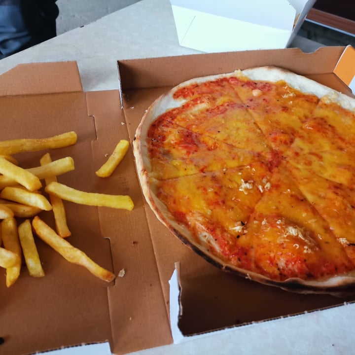 photo of 4 Directions family restaurant Pizza Margherita shared by @gillhibbitt on  15 Dec 2021 - review
