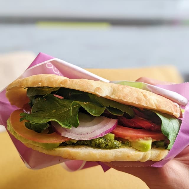 菜肴“Focaccia avocado”的照片