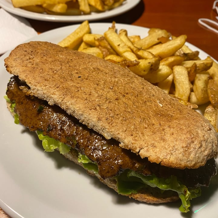 review photo of Clover Cervecería Hamburguesa vegana shared by @aguscarb on 22 Nov 2021 - review