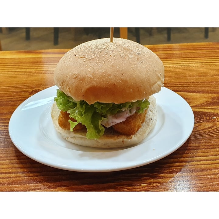 photo of nomVnom Bistro Fishless Slaw Burger shared by @shengasaurus on  28 Nov 2020 - review
