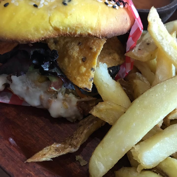 review photo of Wara espacio saludable Hamburguesa Fridda Khalo shared by @xiara on 09 Feb 2021 - review