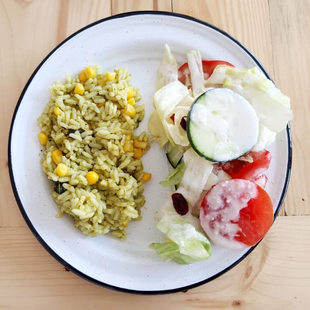 Foto do prato “Arroz a la poblana y ensalada con aderezo cremoso de limon”