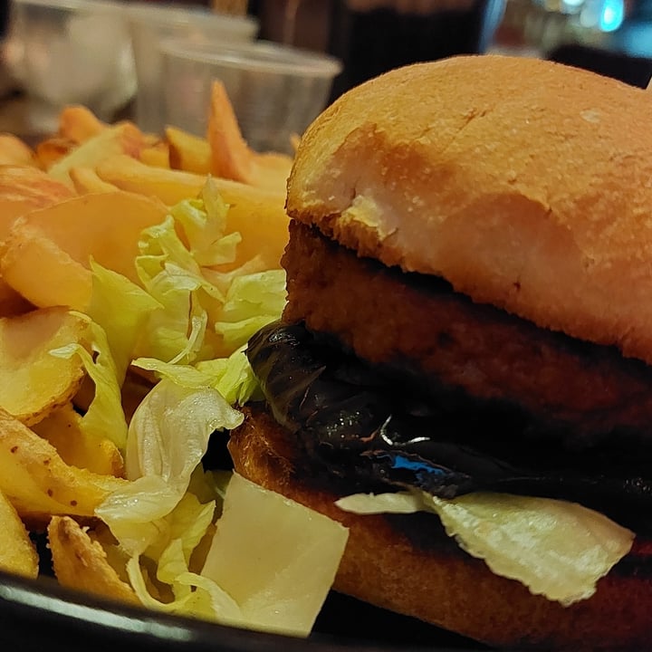 review photo of Pizzeria La Fata Hamburguesa Beyond Burguer shared by @martillaveg on 09 May 2022 - review