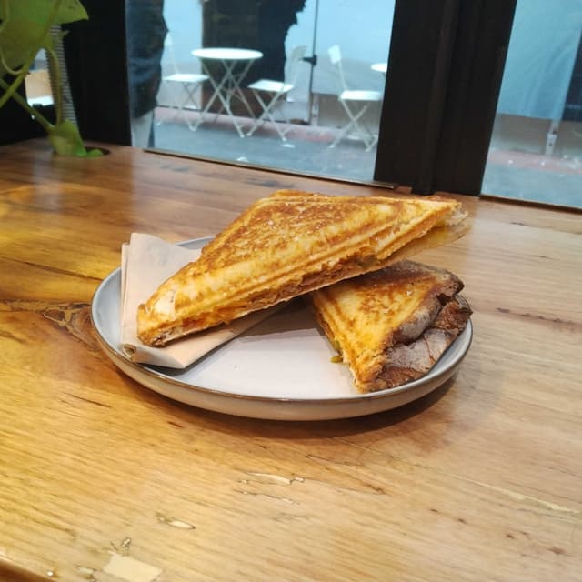 菜肴“Beyond Meat & Cheese Toastie”的照片