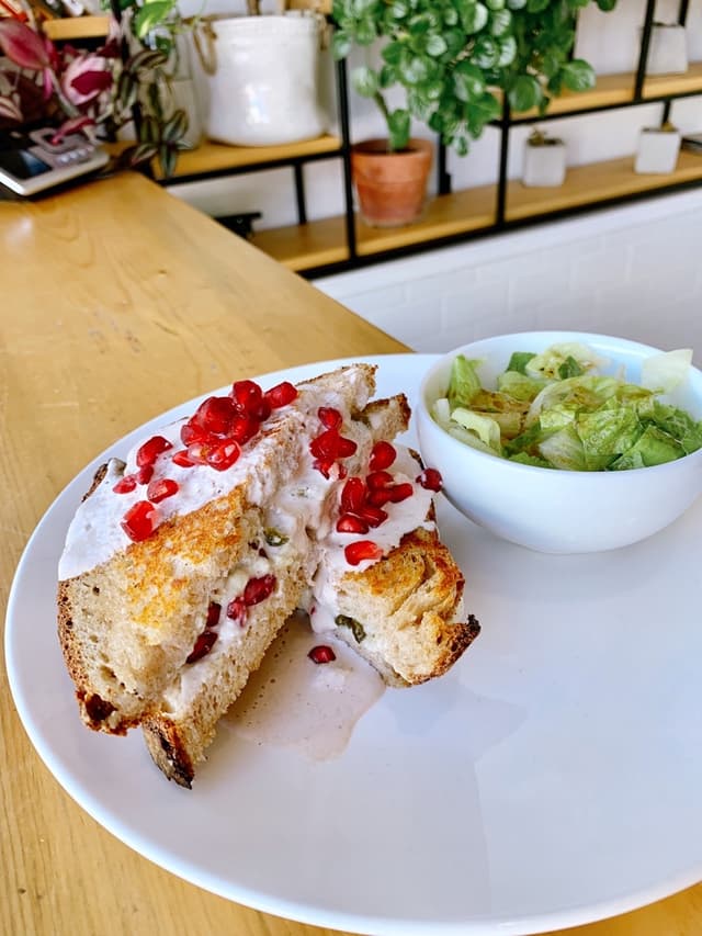 「Sándwich En Nogada」の料理の写真