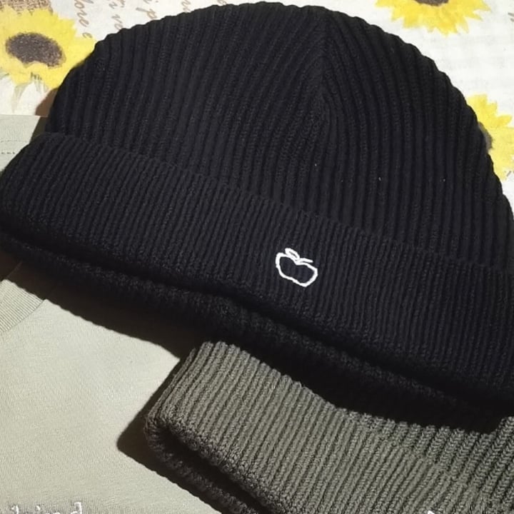 photo of The Optimistic Apple Beanie shared by @simoparrot on  29 Dec 2021 - review