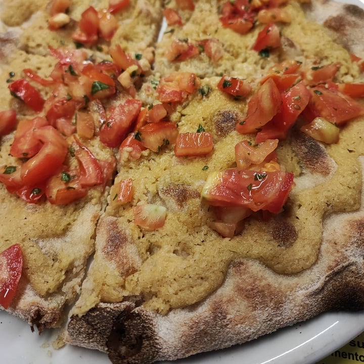 photo of ArVolo Ristorante Pizzeria Pizza con hummus e pomodorini shared by @ila00 on  30 Sep 2022 - review