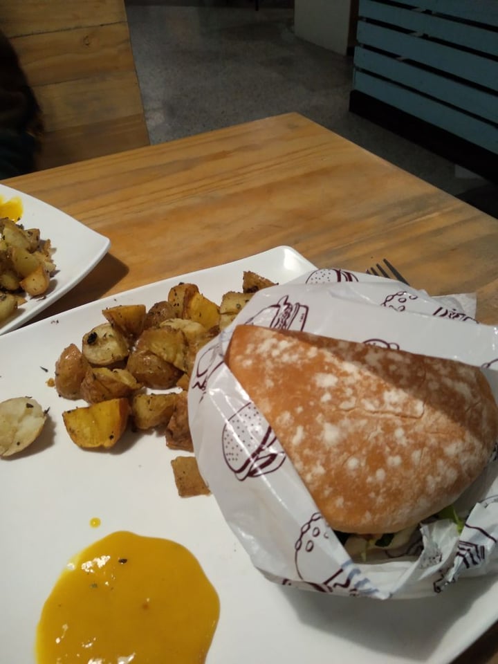 photo of Vegan'us Hamburguesa de falafel shared by @rafecomo on  01 Mar 2020 - review