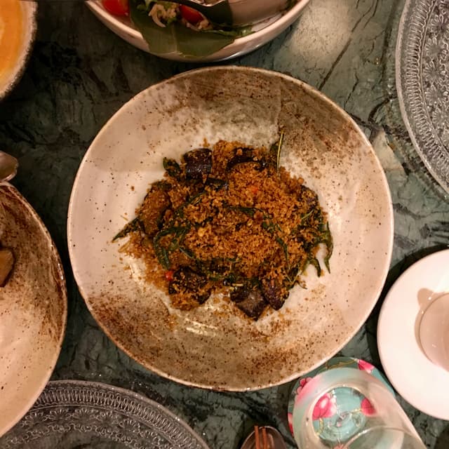 Foto del plato “Fried Serunding Eggplant, Lemongrass, Laksa Leaf”