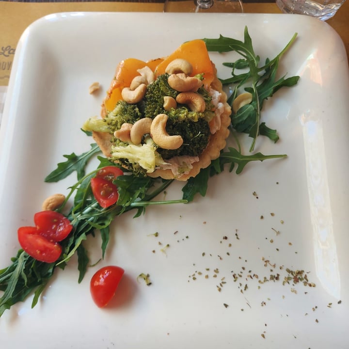 photo of La Mi Mama Crostatina con ricotta di anacardi, zucca marinata e broccoletti ripassati shared by @00vale on  30 Apr 2022 - review
