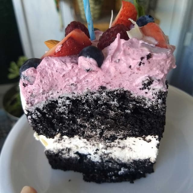 Foto del piatto “Torta de chocolate , mousse de chocolate blanco  y frutos rojos”