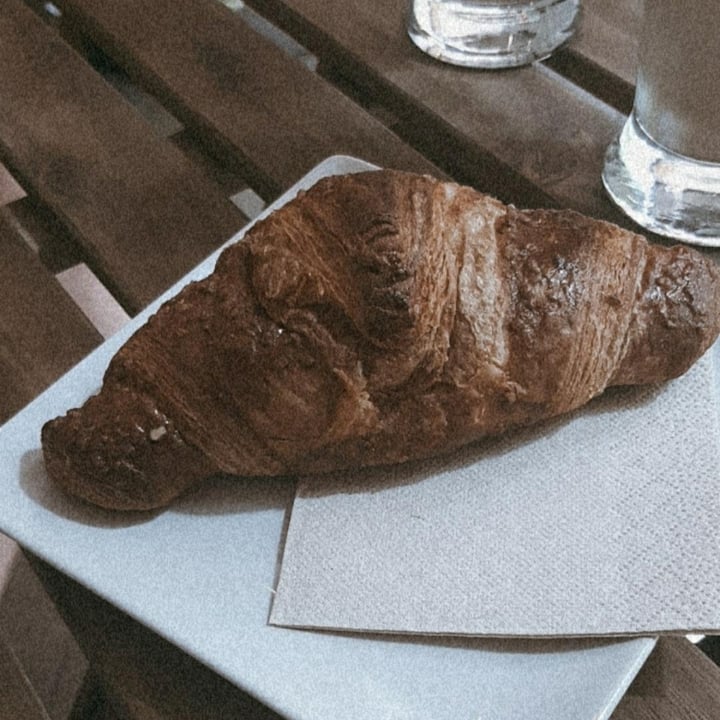 photo of Santoni - When Food is the Solution Croissant de crema shared by @pattivegan on  14 Jul 2020 - review