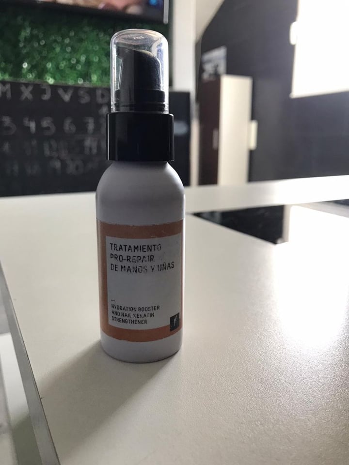 photo of Freshly Cosmetics Tratamiento pro-repair de manos y uñas shared by @albasoage on  01 Apr 2020 - review