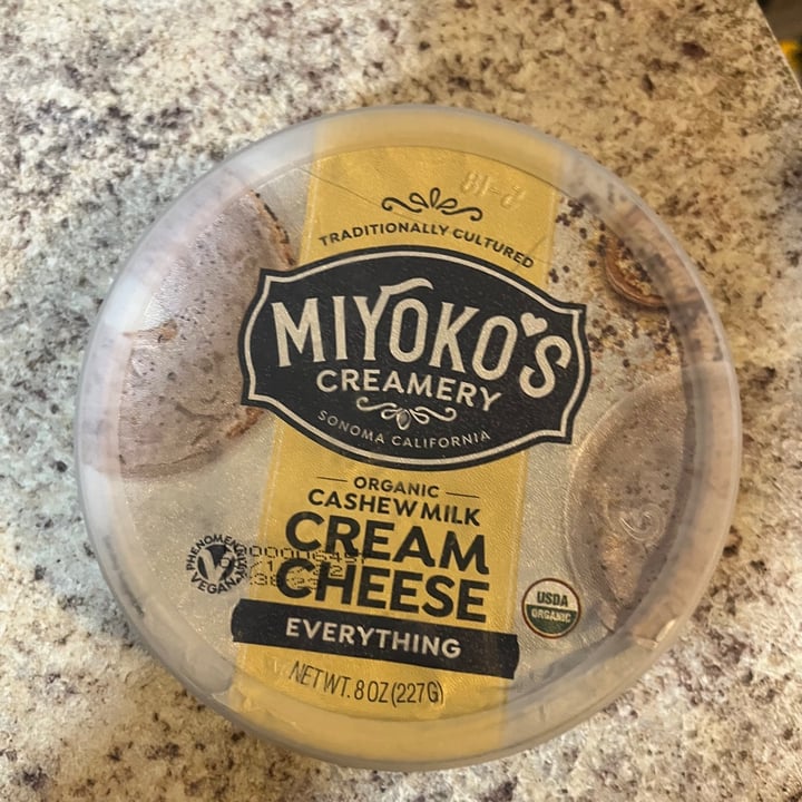 photo of Miyoko's Creamery Everything cashew cream cheese shared by @alexoxo on  12 Jan 2022 - review