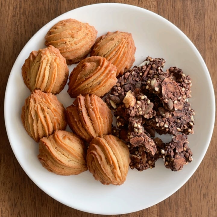 review photo of Scoop Wholefoods Salted Cumin Seeds Biscut & Dark Chocolate Granola shared by @jintongye on 12 Apr 2021 - review