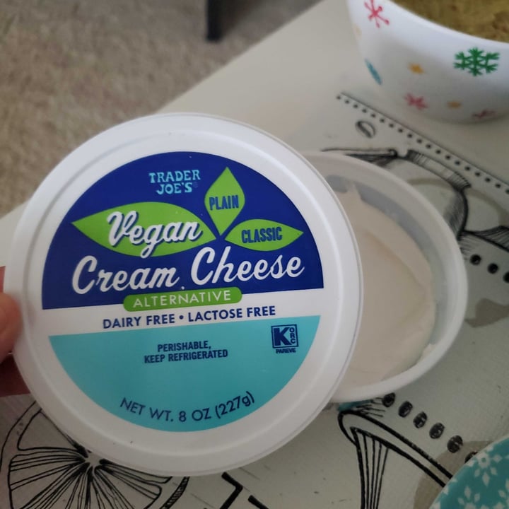 photo of Trader Joe's Vegan Plain Cream Cheese Classic shared by @luzuzek on  01 Feb 2021 - review