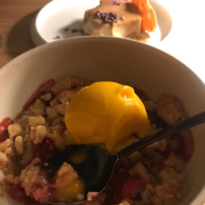 review photo of MUDRÁ Plant Based - Madrid Crumble con frutos rojos y helado de mango shared by @elenaal on 05 Nov 2022 - review