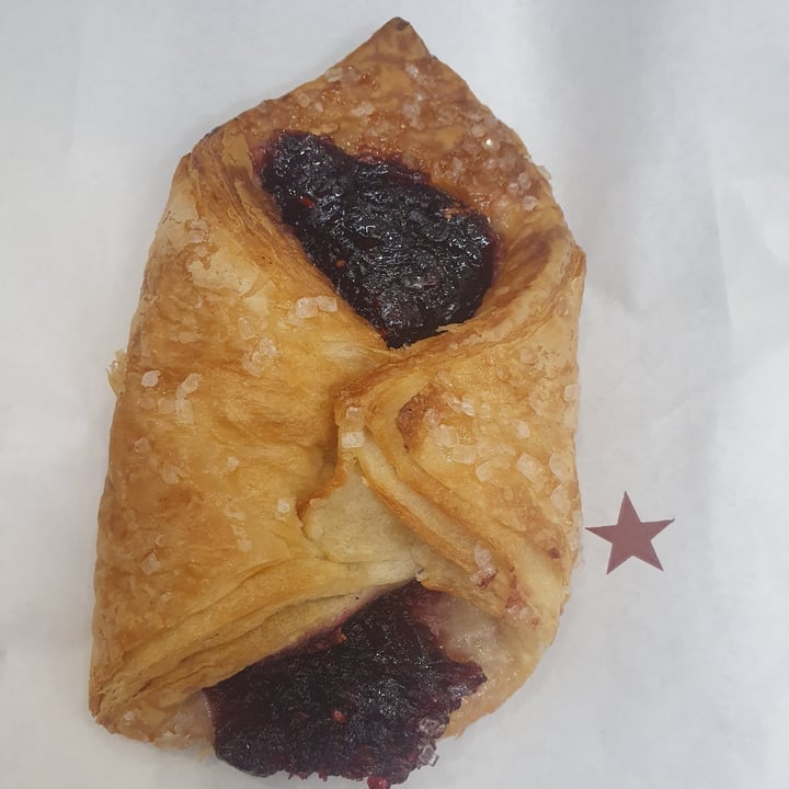 photo of Pret A Manger Very Berry Croissant shared by @aamanda82 on  19 Jul 2021 - review