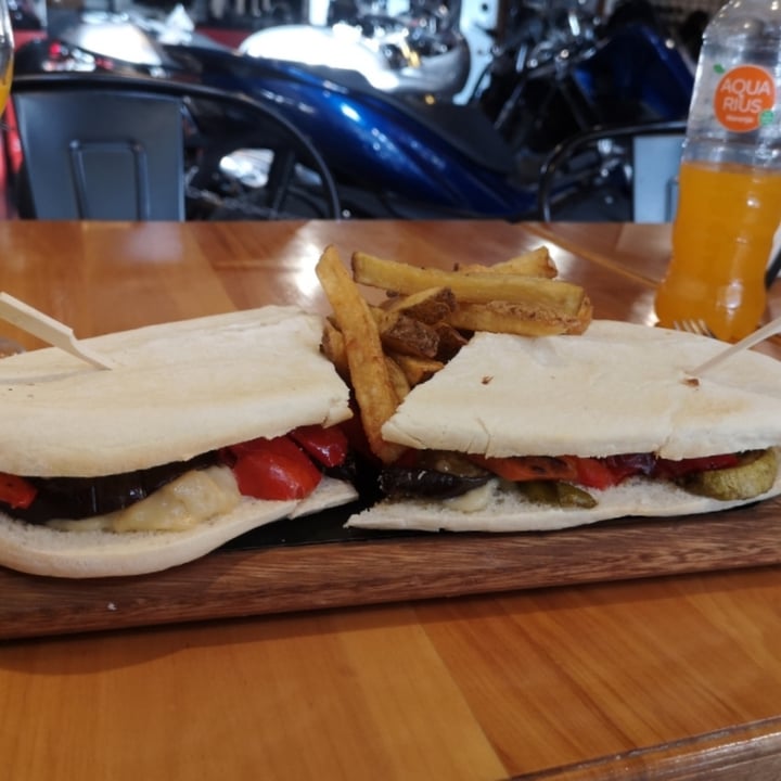 photo of Triumph Café Ushuaia Sandwich De Vegetales Con Papas shared by @coconejito on  29 Apr 2022 - review