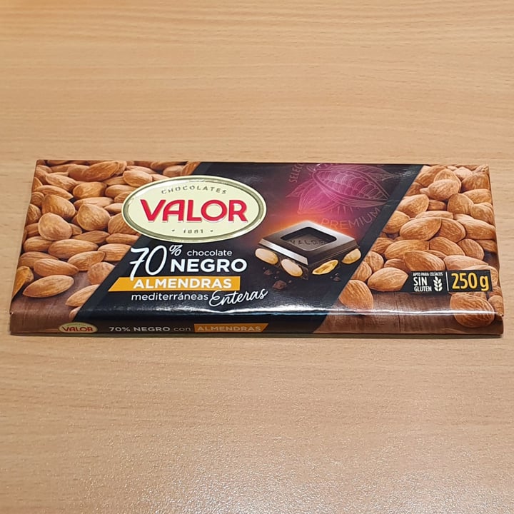 photo of Valor 70% Chocolate Negro Con Almendras shared by @fivefeetvegan on  27 Jul 2022 - review