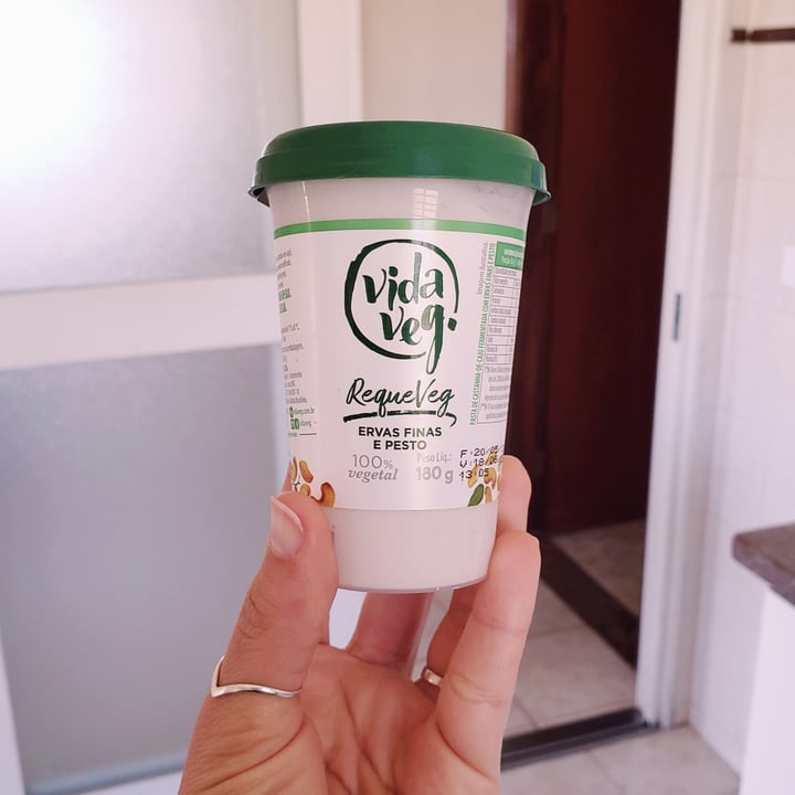 review photo of Vida Veg requeijão com ervas finas e pesto shared by @tainadarosavilela on 04 Aug 2022 - review