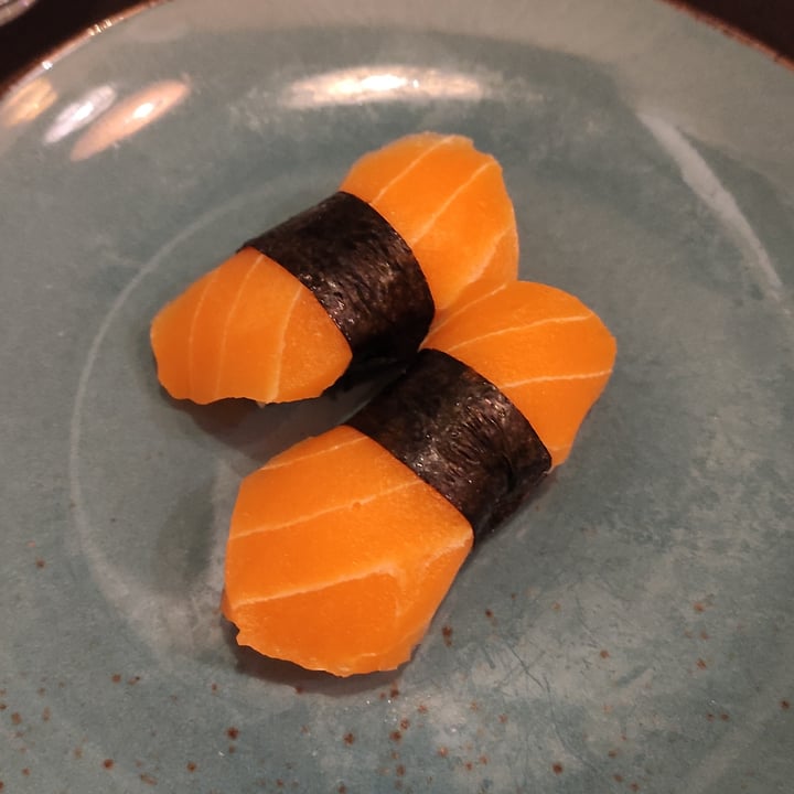 photo of Mun Sushi Bar - Roma Nigiri salmone vegan shared by @tastyveg on  07 Oct 2021 - review