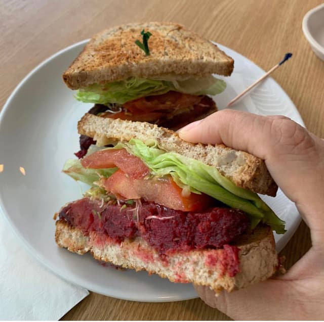 Foto do prato “Beetroot Sandwich”