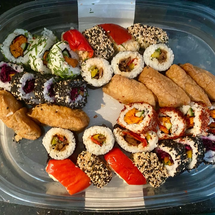 photo of Costco Classic vegan sushi platter shared by @anaaragon on  24 Aug 2022 - review