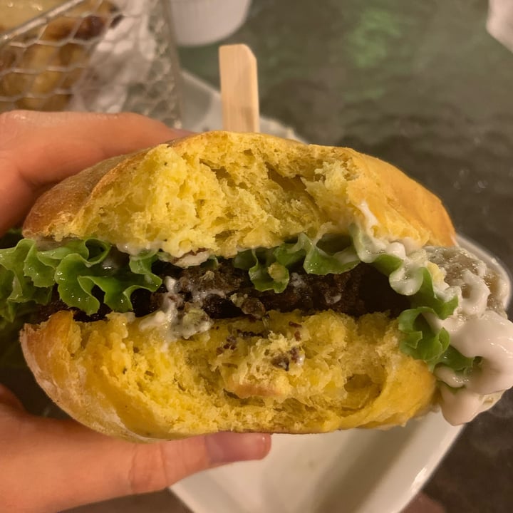 photo of Vê - Empório e Restaurante Vegano Jantar Com Hamburger, Pastel, Salada E Brownie shared by @veggiefitmarina on  29 Dec 2021 - review