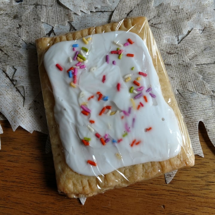 photo of Vegan East Strawberry poptart shared by @iszy on  28 Mar 2021 - review