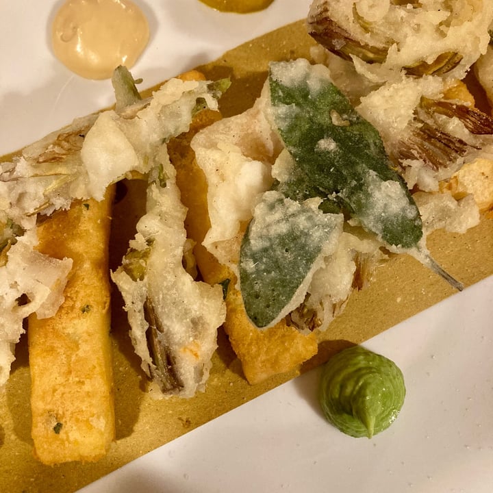 photo of Fonderia Gastro Bistrot panelle con carciofi, zucca e salvia in tempura shared by @giuliabarison on  09 Dec 2022 - review