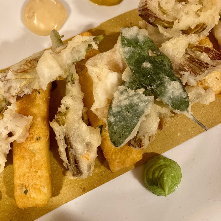 review photo of Fonderia Gastro Bistrot panelle con carciofi, zucca e salvia in tempura shared by @giuliabarison on 09 Dec 2022 - review