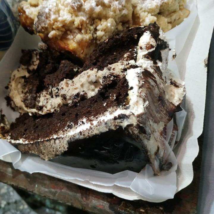 photo of Loving Hut Torta Selva negra shared by @beiaene on  01 May 2022 - review