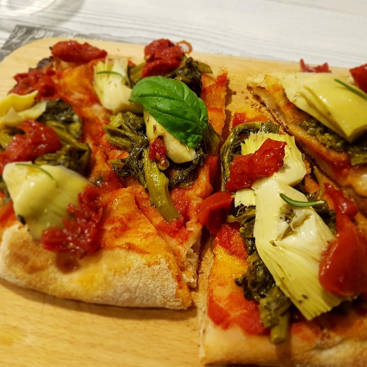 photo of B White Pinzeria Pinseria Pizzeria Pinsa vegana del giorno shared by @blueconservancy on  09 Sep 2022 - review