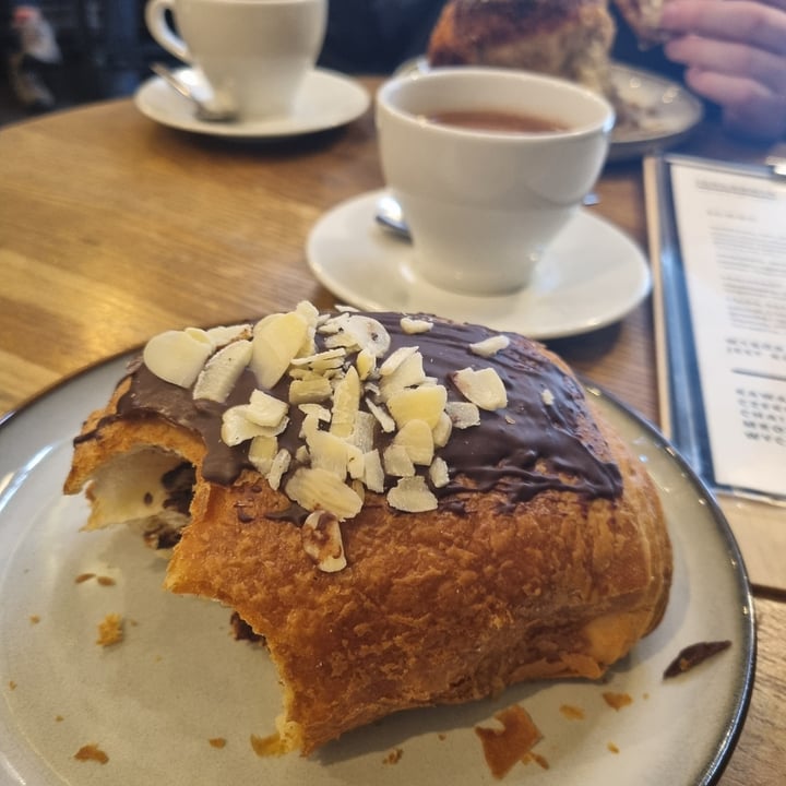 review photo of SZKLARNIA kawa książki kwiaty Chocolate Filled Croissant And Hot Chocolate shared by @joannew on 14 Dec 2022 - review