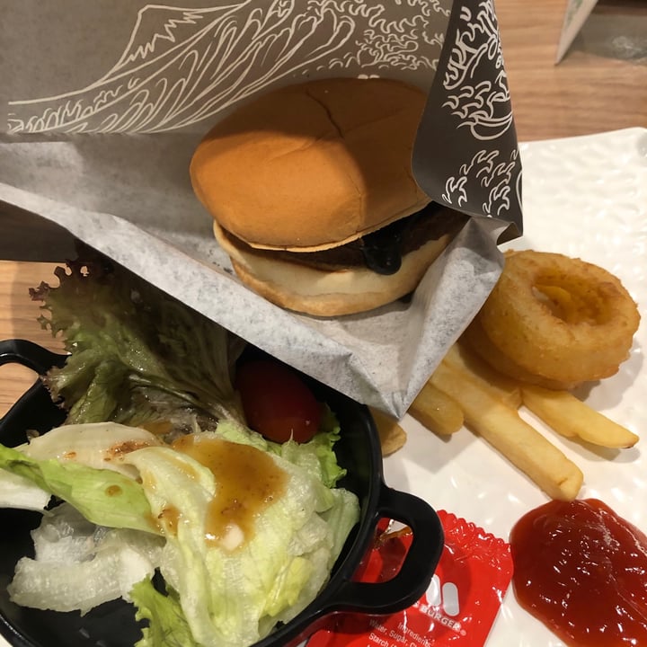 review photo of MOS Cafe Impossible Classic Burger shared by @ryanchongty on 07 Dec 2020 - review