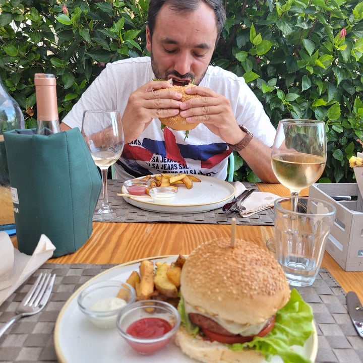 photo of Mundo Vegan Be Kind Burger shared by @plantbasedqueen on  12 Jul 2022 - review