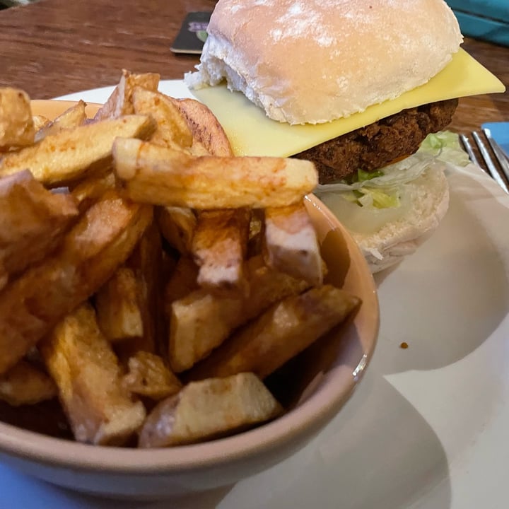 review photo of The Globe Cheese burger shared by @nobloodnotears on 18 Apr 2022 - review