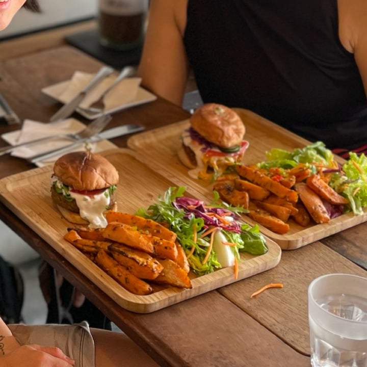 review photo of Afterglow By Anglow Spiced Fvsh Burger shared by @isachenx on 16 Jul 2022 - review