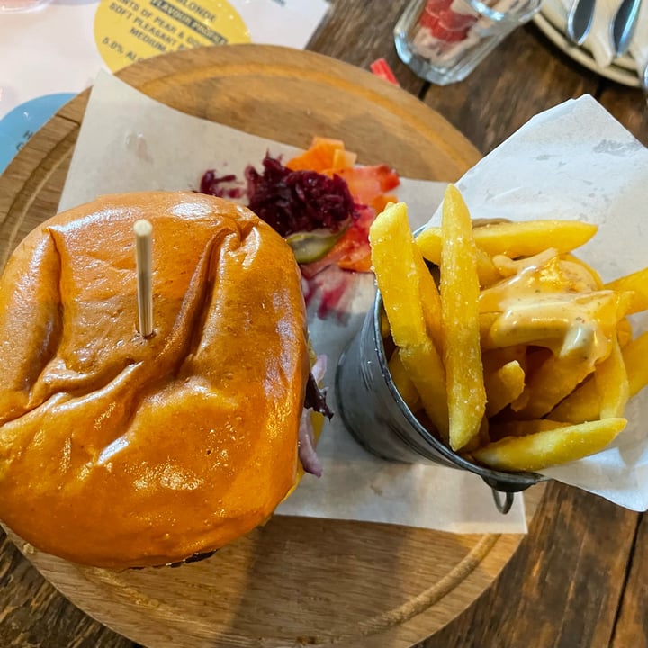 photo of Hey Joe Brewing Company Vegan Cheeseburger shared by @eugenevdw89 on  01 Aug 2022 - review