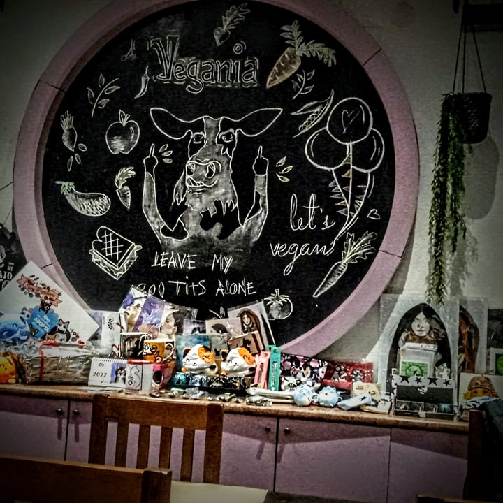 review photo of Vegania Veggie Bar Carabanchel Helado frutos rojos y miloja con chocolate shared by @goboline on 09 Dec 2021 - review