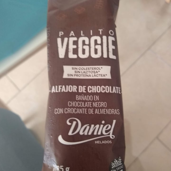 photo of Daniel Helados palito helado alfajor de chocolate con almendras shared by @agusigounet on  29 Jun 2022 - review